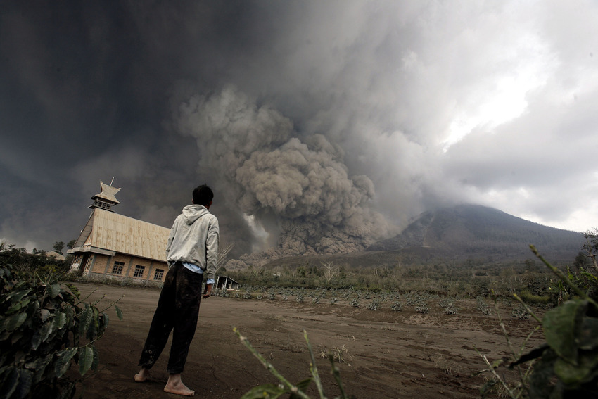 10 fotos  de la monstruosa erupción volcánica en Indonesia 