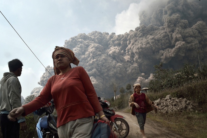 10 fotos  de la monstruosa erupción volcánica en Indonesia 