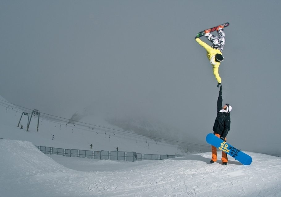 El esquiador de snowboard Tyler Chorlton logra chocar los cinco más altos