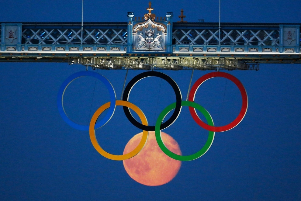 La luna sale sobre los Juegos Olímpicos de Londres