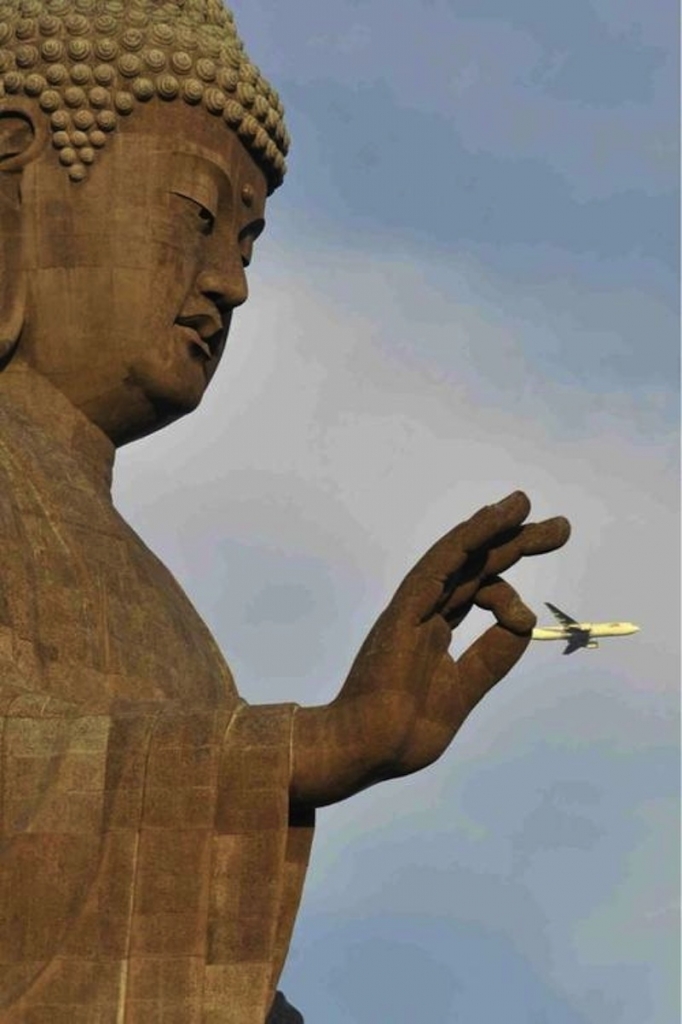 Una Estatua de Buda captura un avión comercial por la cola