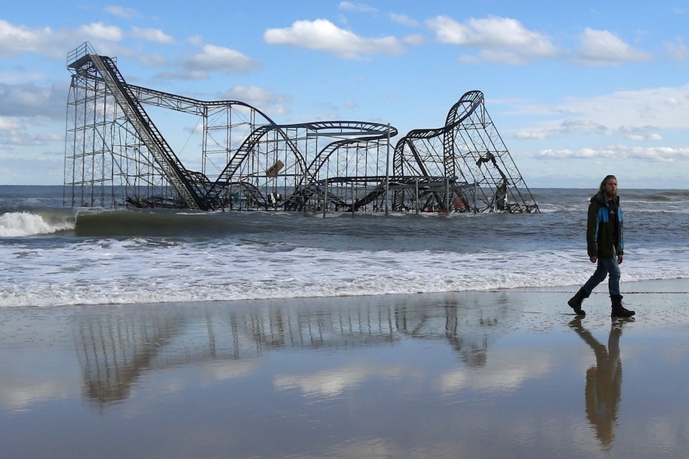 Una montaña rusa en Seaside Heights, Nueva Jersey, sumergida después de que el Huracán Sandy destruyera el muelle en que estaba