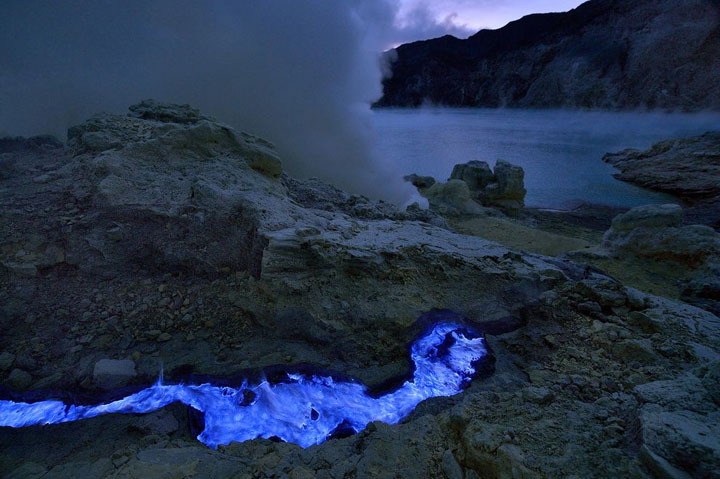 Ve cómo una amenazante lava azul escapa de una mina de azufre en Indonesia
