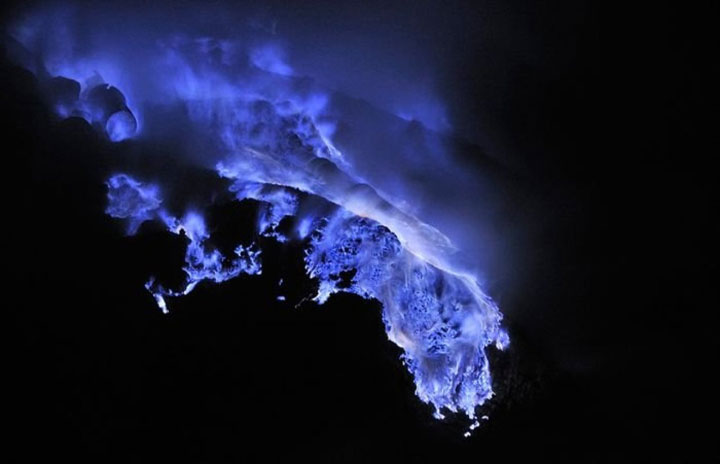 Ve cómo una amenazante lava azul escapa de una mina de azufre en Indonesia1