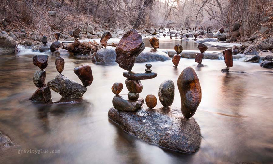 Artista crea torres imposibles balanceando rocas